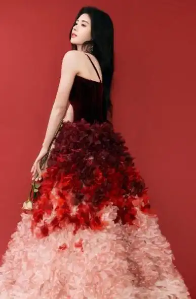 鞠婧祎身着红色吊带礼服写真曝光,雪白肌肤,魅惑眼神,好美!
