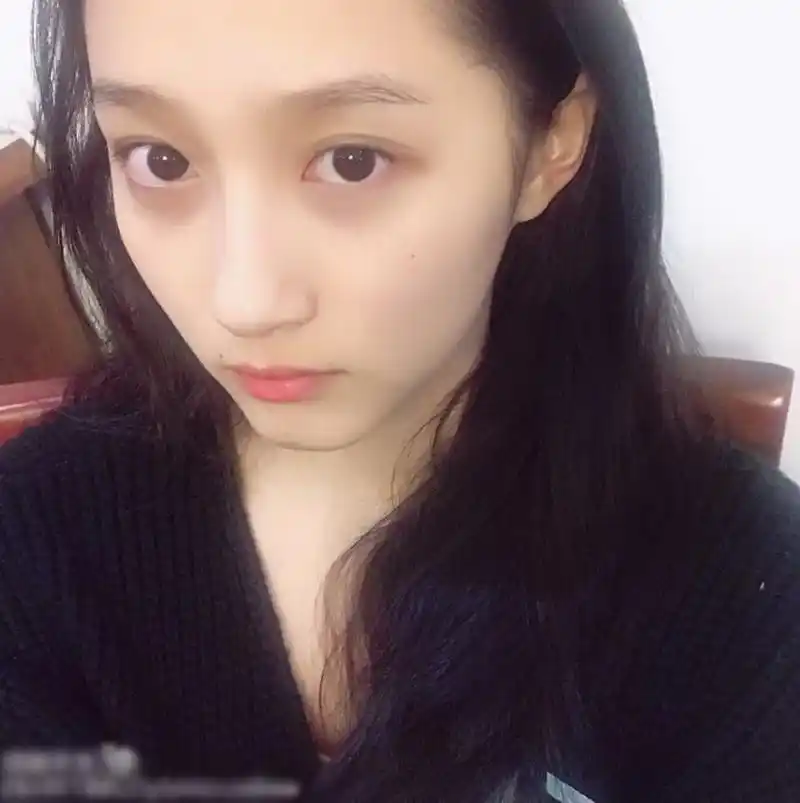 关晓彤素颜照被扒出,原来每天面对鹿晗的,是这样一个女孩!
