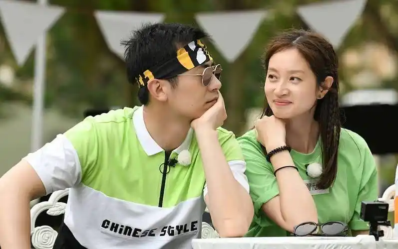 朱亚文沈佳妮相爱十年如今两个可爱的女儿一家四口其乐融融