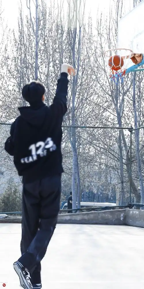 刘耀文晒打篮球随拍