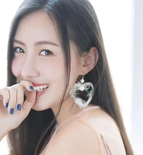 张墨锡:玉面粉腮,吹弹可破,如一方晶莹的美玉般惹人遐想