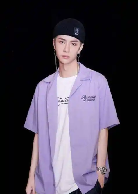 王一博曾经是以男团的身份出道的,在国外当练习生,当初的知名度并不是