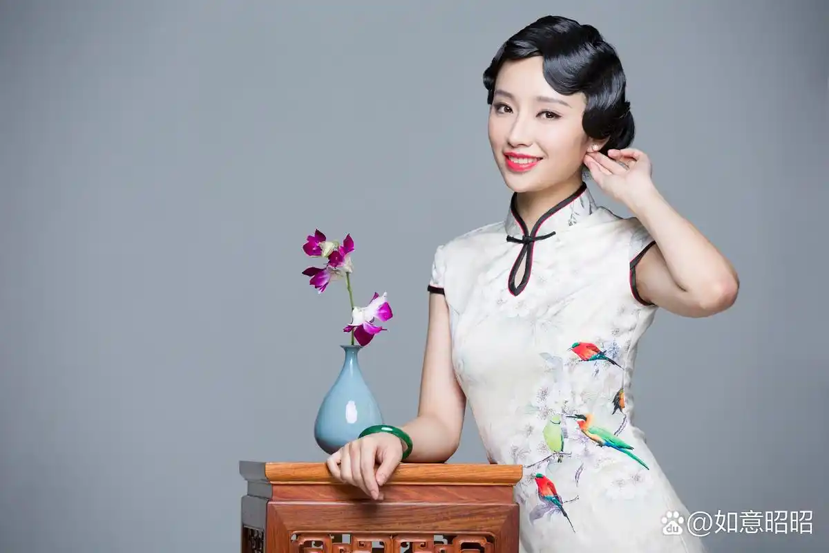 94这位穿着中国风服装的年轻女性,微笑着站在花瓶旁边,仿佛是一幅