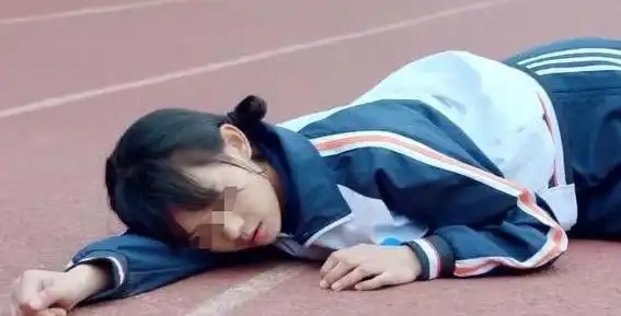 回顾:陕西高二女生跑操时竟然产子,生父身份流出后,父母崩溃大哭