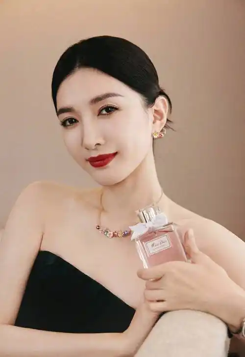 江疏影穿黑色抹胸裙优雅靓丽低盘发造型利落飒气