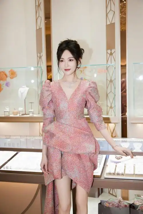 唐嫣空降北京@六福珠宝官方微博新品发布会,绝美的妆造配上璀璨的