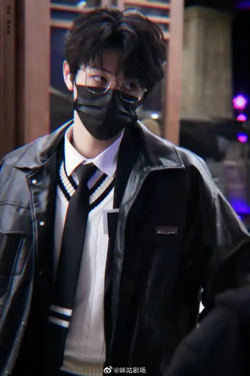 请把眼镜焊死在脸上##朱志鑫晒白t造型十二宫格随拍