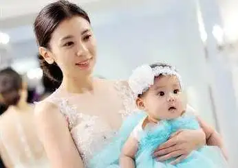 贾静雯产后与咘咘合影恢复好5招绝对瘦贾静雯揭产后瘦身秘诀