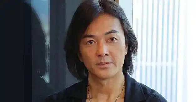 56岁郑伊健近照曝光,一脸老相皮肤又松又垮,网友:像隔壁大爷_明星