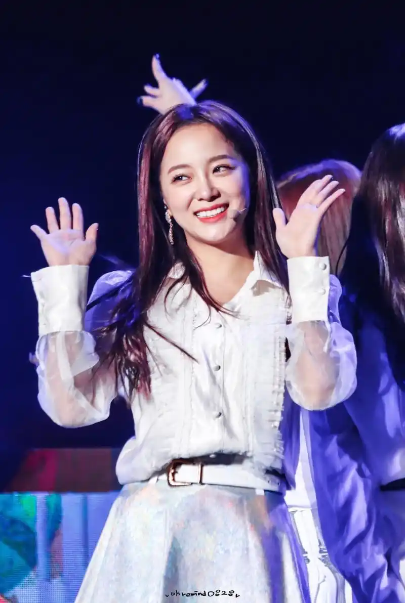 韩国女团gugudan成员金世正出演台湾红白歌会,粉丝们期待不已!