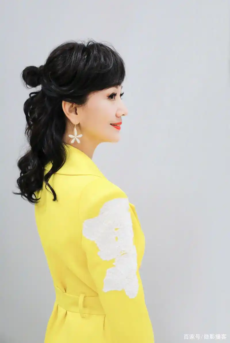 64岁赵雅芝晒新鲜美照,水仙花耳环点缀吸人眼球,一般人难以驾驭