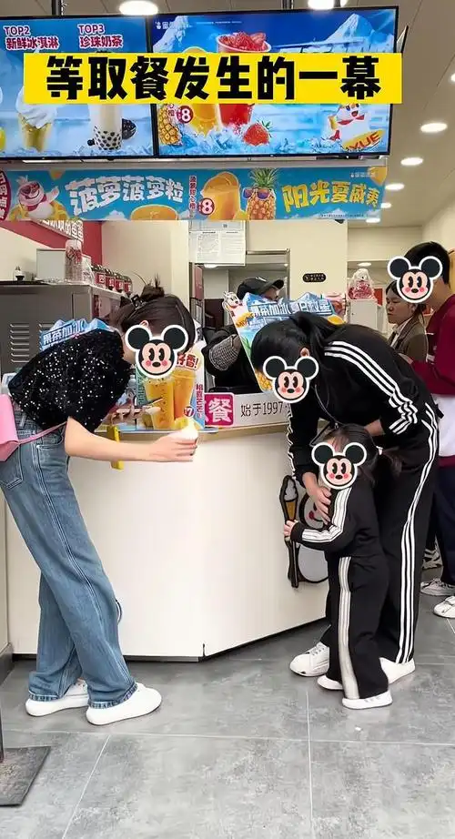 女子手拿冰淇淋,被一名小女孩咬了一口,她笑着把冰淇淋送给孩子|马尾