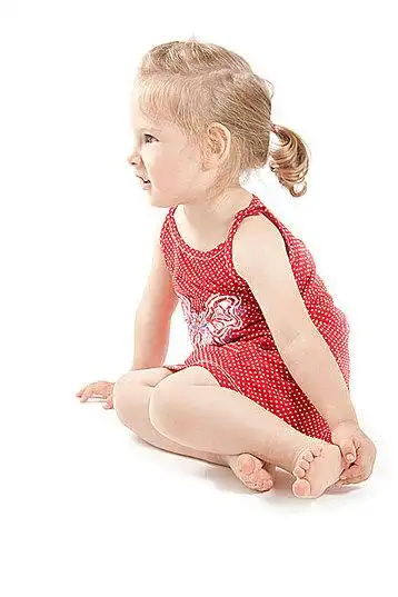 小女孩_红裙_光脚_高清图片_全景视觉