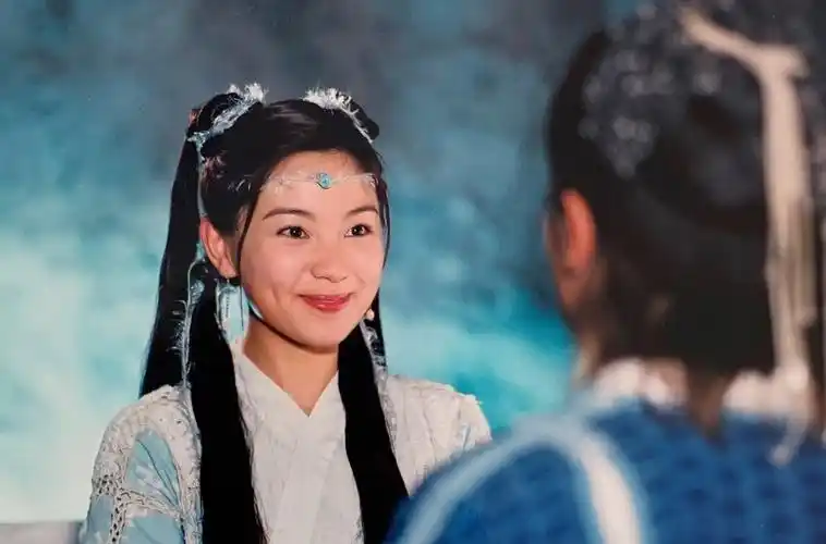 原创陈秀丽穿印花裙风格甜美短发半扎更减龄最美小昭42岁都没变