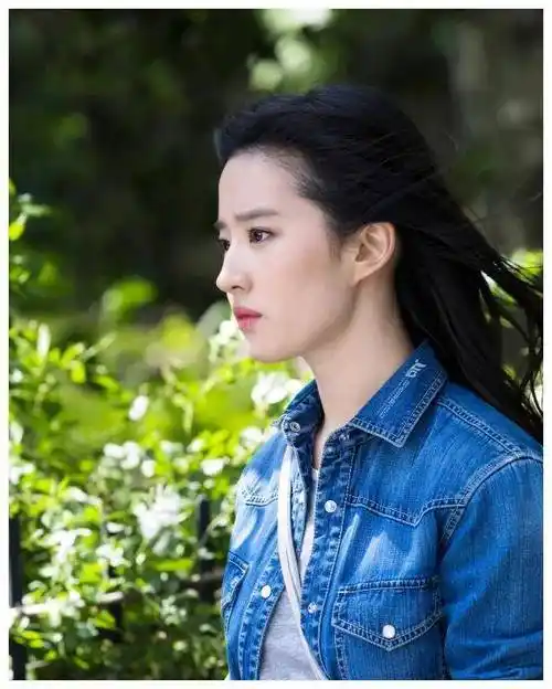 资料三刘亦菲深厚的家学渊源和国际化的视野刘亦菲是一个立体且独具