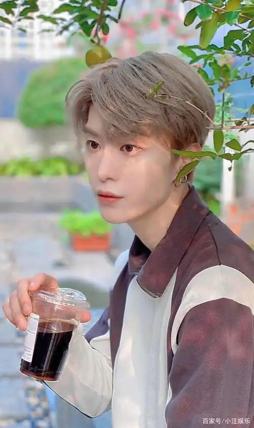 范丞丞晒白发自拍