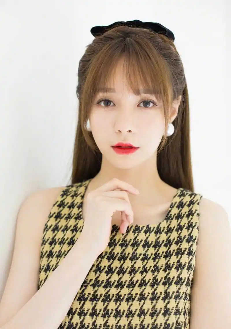 沈梦辰越来越有少女感了,"三分裙"配小皮鞋,显瘦又显腿长