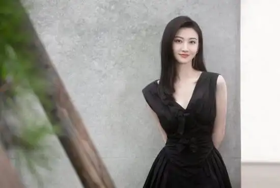 景甜丰腴体态绝了,穿大深v火辣十足,竹竿腿细到不用p图