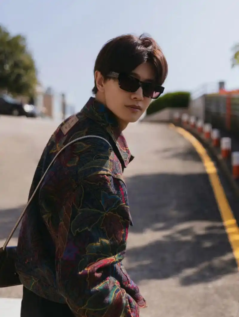 任嘉伦澳门街头闲逛散心,一身潮服时尚感拉满,男明星的日常照也可以拍