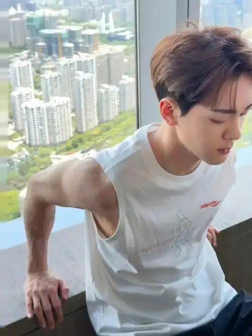 曾舜晞索康尼千禧代言人##曾舜晞胳膊肌肉##曾舜晞