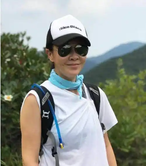 刘嘉玲素颜购物自信十足,自称有小鲜肉喜欢,伟仔有危机感_梁朝伟_女性