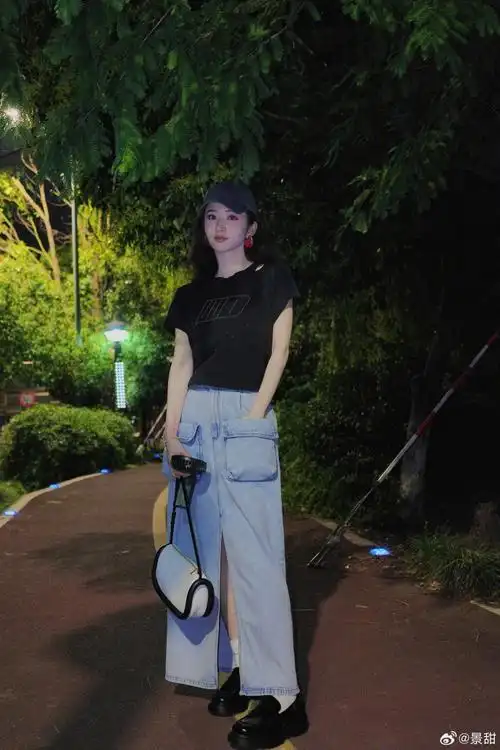 景甜灰色棒球帽##景甜深夜街拍##景甜棒球帽牛仔裙随拍