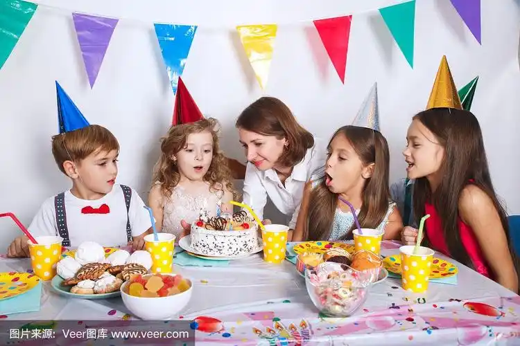 家庭生日聚会.女孩和她的兄弟姐妹吹蜡烛