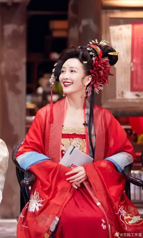 王鸥穿金丝古装持圆扇 眼波流转妩媚又性感_看看头条_中华网