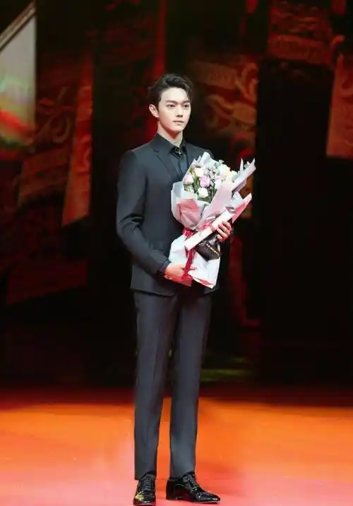 许凯吴谨言摘得 "文荣奖" 视帝后 王一博获影视旅游助力大使_横店_延