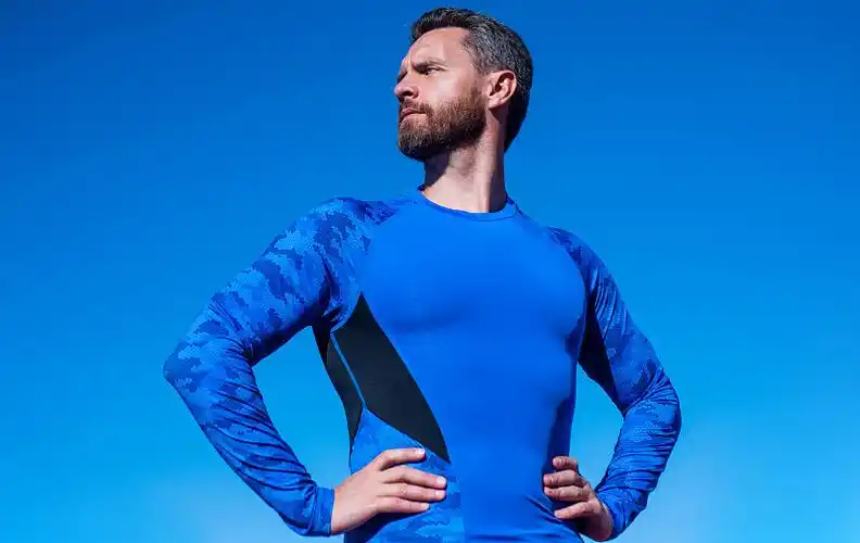 肌肉发达的身体穿着整齐的运动员蓝色背景成熟但身材还不错去健身房