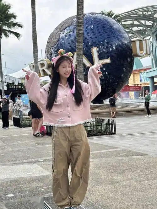 虞书欣和全家人一起出行,也在某博po出了她在环球影城的元气照,果然