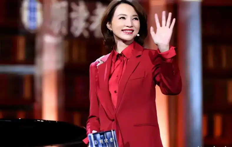 "央视一姐"到口碑崩塌,变农村大姐,49岁的董卿,到底经历了什么?
