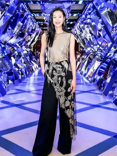 刘雯穿透视装亮相高贵优雅