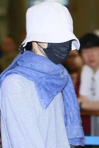 权志龙最新机场秀戴渔夫帽涂红指甲油,网友:我以为是个女的