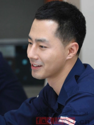 短寸发型其实也不是只能凸显男士阳刚的一面,短寸一样可以十分温暖