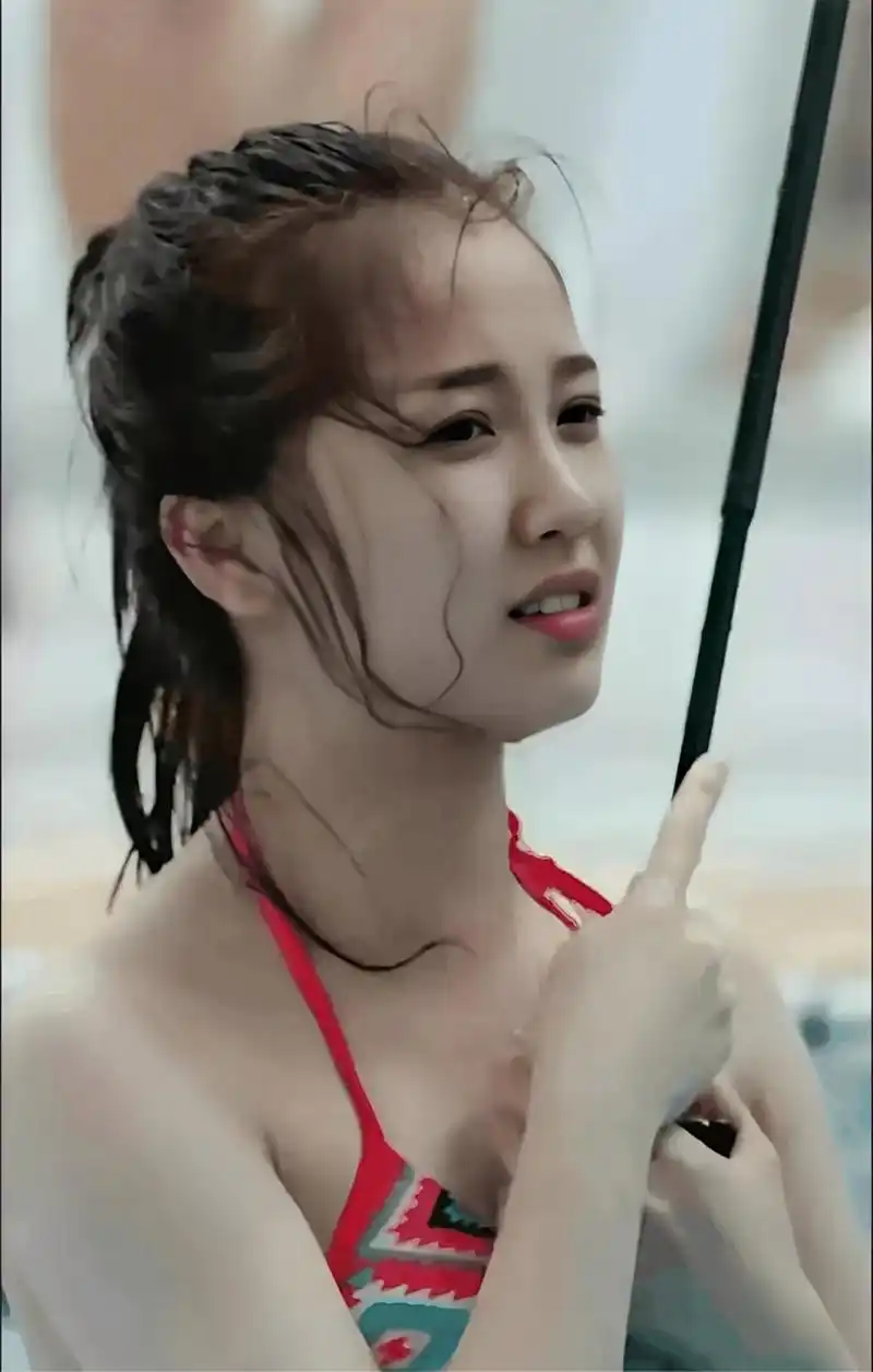 从照片中可以看出,虞书欣素颜与他现在的颜值相差无几,证明虞书欣没