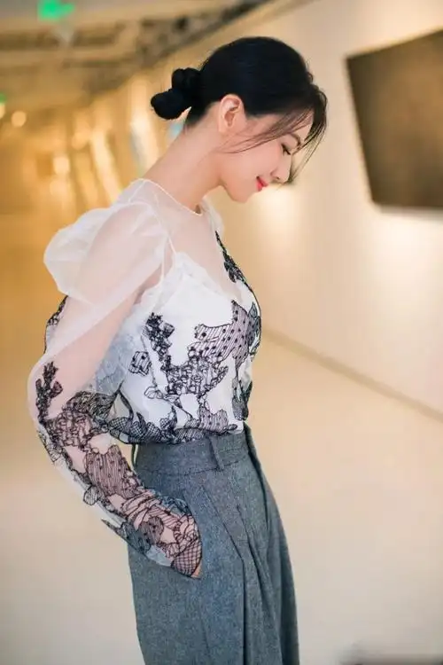 下图写真中,高圆圆穿了一条白色镂空刺绣吊带连衣裙,这个侧脸刚好把她