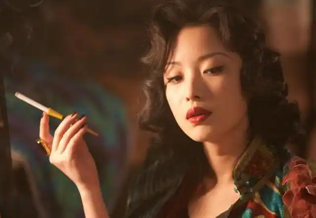 王菲和周迅一样,抽烟的时候都给人一种灵动美的感觉,仿佛不是在吸烟