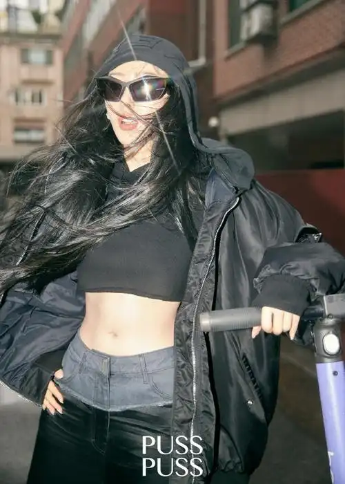 张天爱朦胧感街拍大片