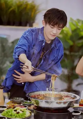 原创易烊千玺用心了带了一大桌火锅去舞房大家激动拍照都没怎么吃