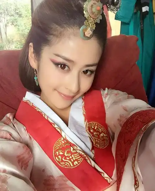 颖儿,饰演妲己,帝辛的妃子,妲己乃是难得一见的美女.《哪吒与杨戬