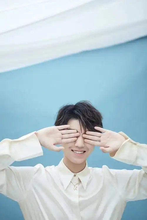 王俊凯白纱遮眼演绎朦胧美 五官精致宛若童话王子