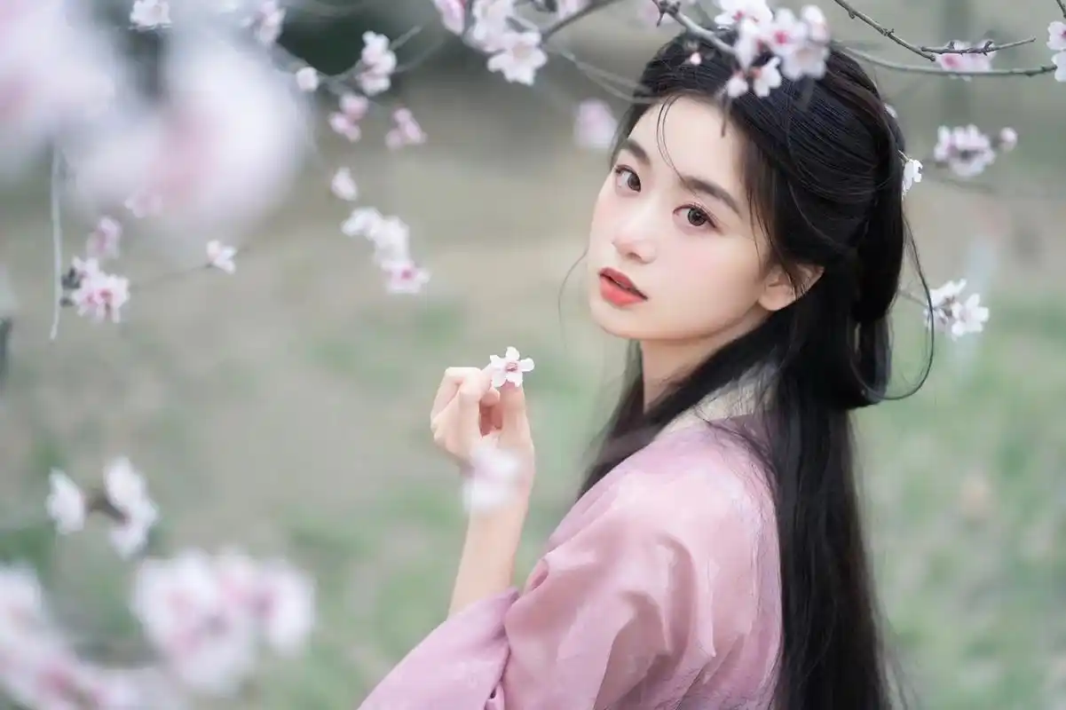 共赏之人就在身侧～#樱花 #汉服 #古风 #摄影 - 抖音