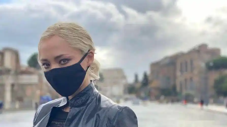 女杀手庞·克莱门捷夫杂志大片,疯批病娇表现抢眼_宣传_系列_白发