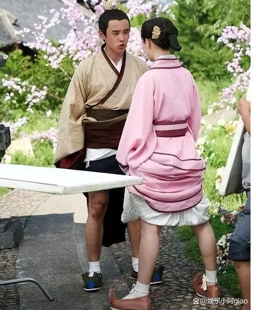 怪不得导演只拍上半身,镜头下移后,是观众不能看的"