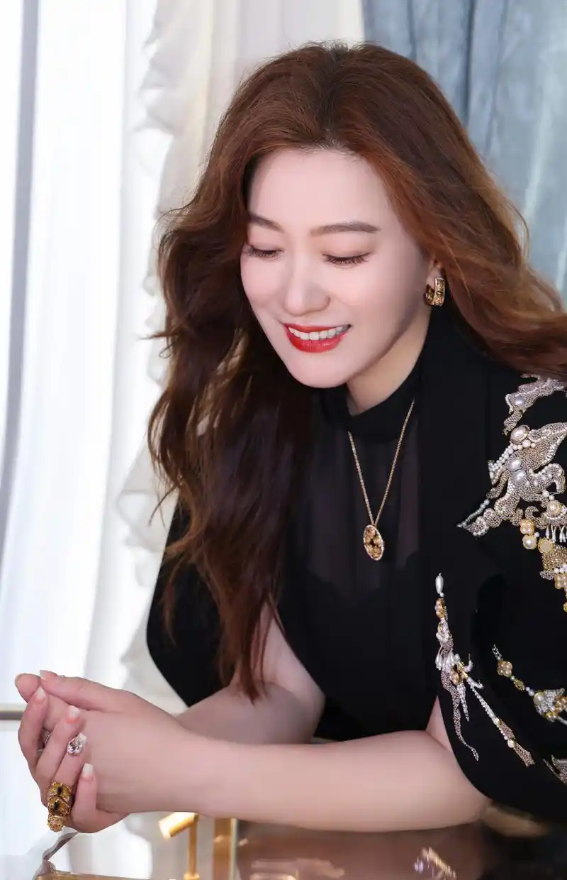 谭晶性感的高跟鞋和红色脚趾甲油令人心动不已