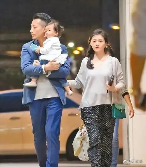 只是那个阶段,她开始为备孕做准备,工作量骤减,每次晒出的孕照或被拍