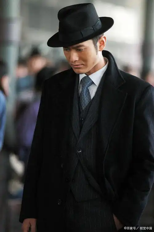 《上海滩》是一部经典的电视剧,黄晓明版的42集剧情在讲述上海滩黑帮