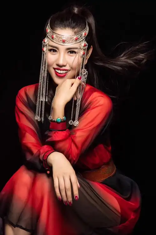 蒙古族青年女中音歌手          哈布尔