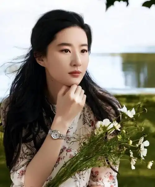 杨采钰:撬刘亦菲背后的男人,认爱大30岁金主,她究竟在追求什么